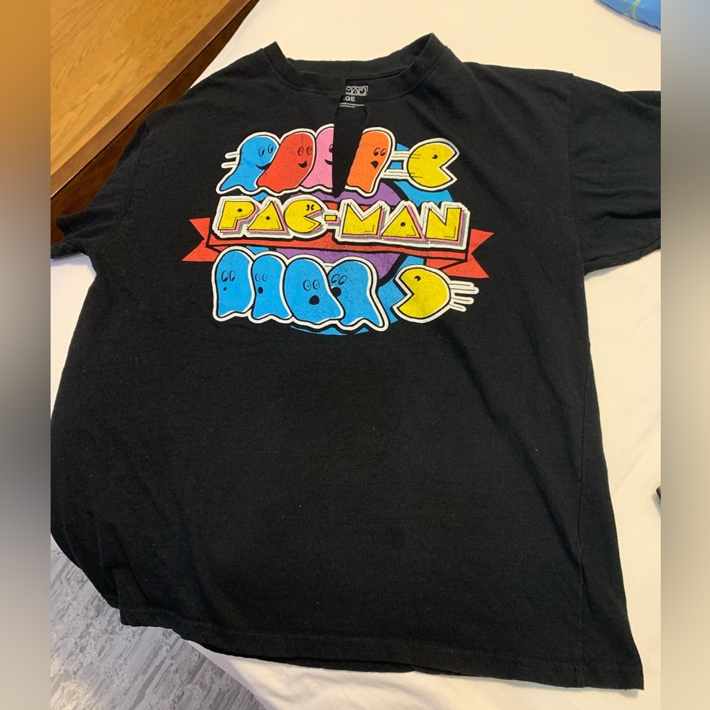 PAC MAN Black PreOwned T-shirt Size Large
Collar cut to create VNeck See Pics